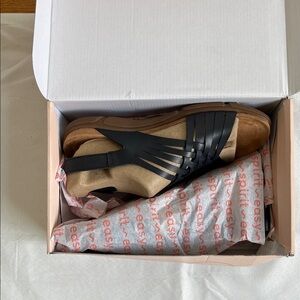 Easy Spirit Black and Tan Sandals
